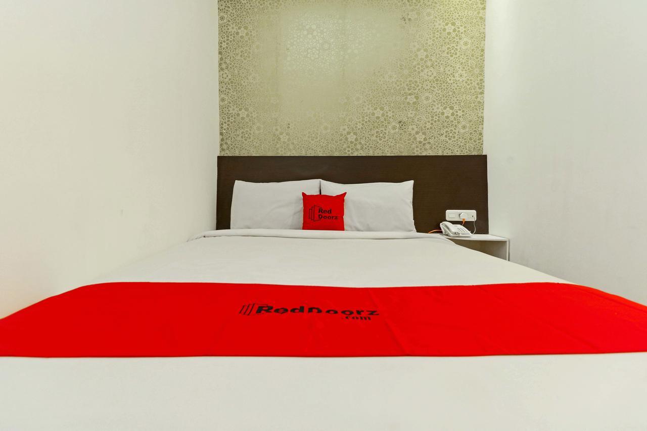 Reddoorz Plus Near Fort Rotterdam Макасар Екстериор снимка