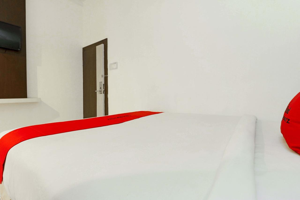 Reddoorz Plus Near Fort Rotterdam Макасар Екстериор снимка
