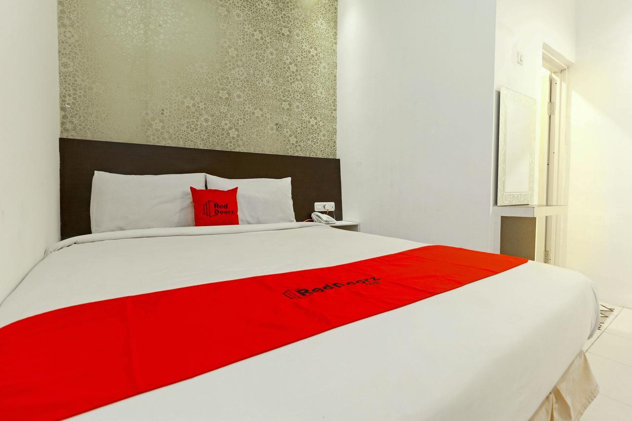 Reddoorz Plus Near Fort Rotterdam Макасар Екстериор снимка
